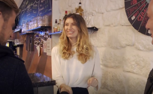 Candice  Etudiante, Candice bosse aussi dans un bar (2018/JacquieEtMichelTV.net/SD)
