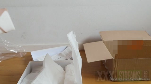 scarlettferrari 14 05 2020 Unboxing my first pair of Casadei shoes.mp4.00011