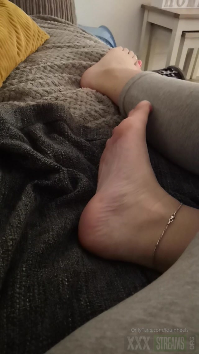 louinheels 01 12 2019 Sofa chilling on a Sunday all I need is somewhere to put these....mp4.00015