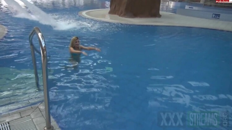 VanessaKiss Blonde Schulerin Offentlich Im Schwimmbad Total Versaut.mp4.00000 l