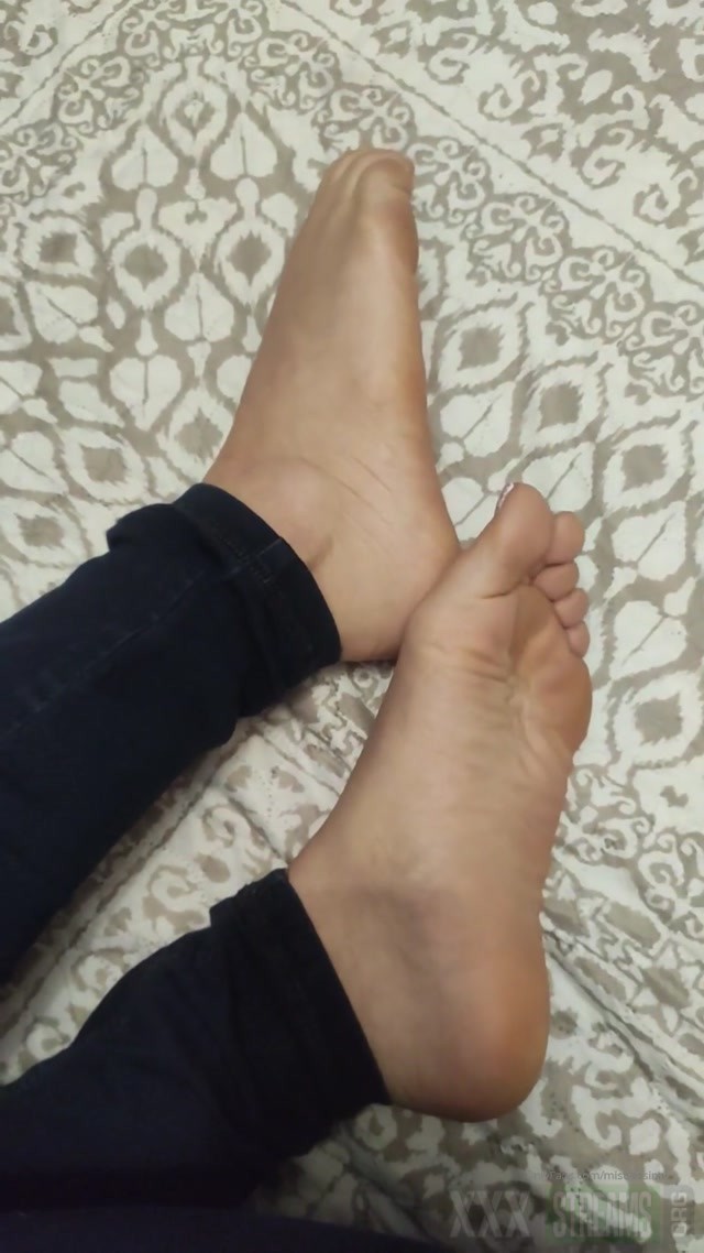 mistressinni 02 04 2020 Feet ... feet ... feet ... fee.mp4.00004