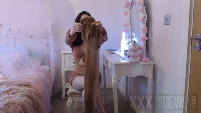 lola rae uk trying on some new tights cum countdown.mp4.00001