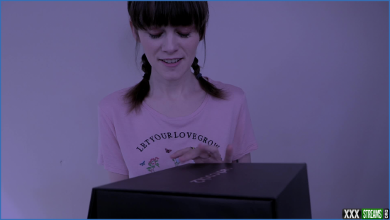 sydney harwin unboxing the real cock 2021 03 27 v1WTy6