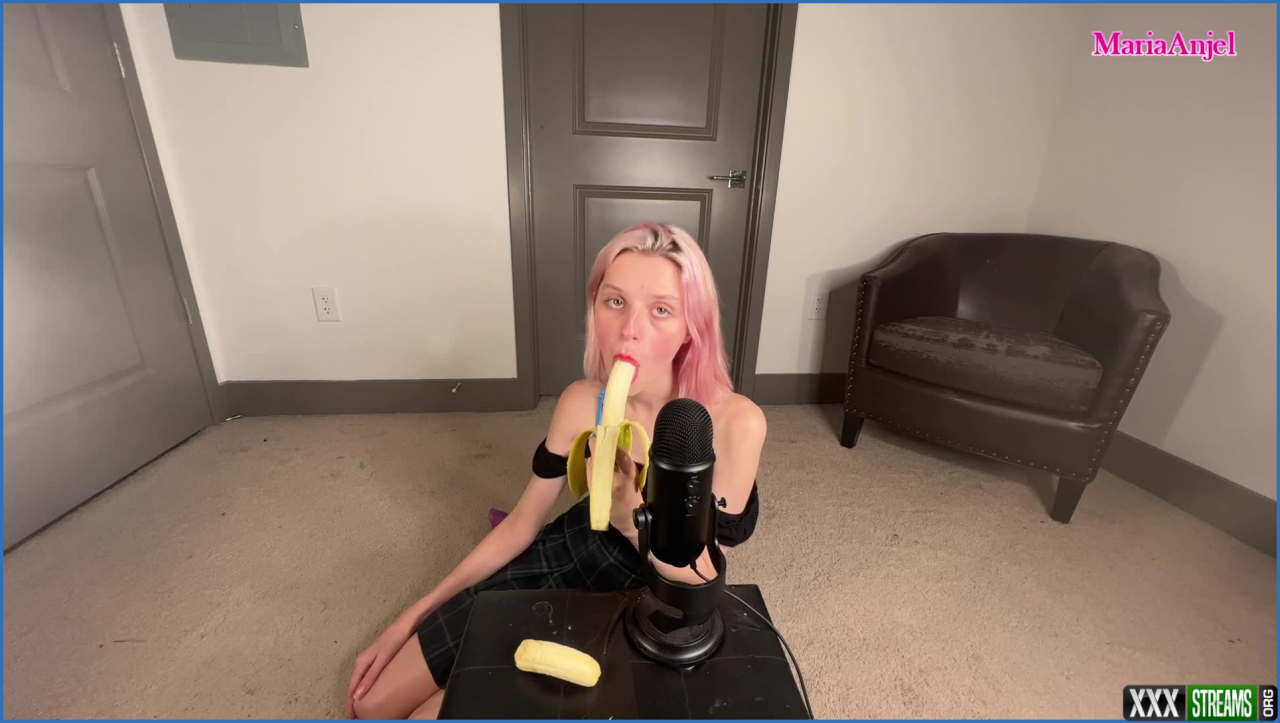 hoeshow asmr gfe with banana sucking 3