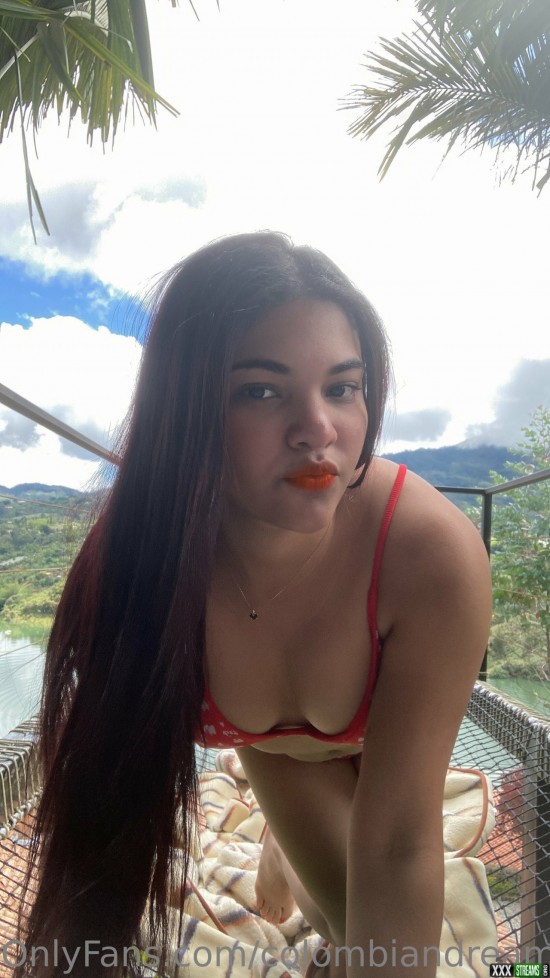 colombiandreamgirl18 02 12 2022 2694721129 one kiss is all it takes ?